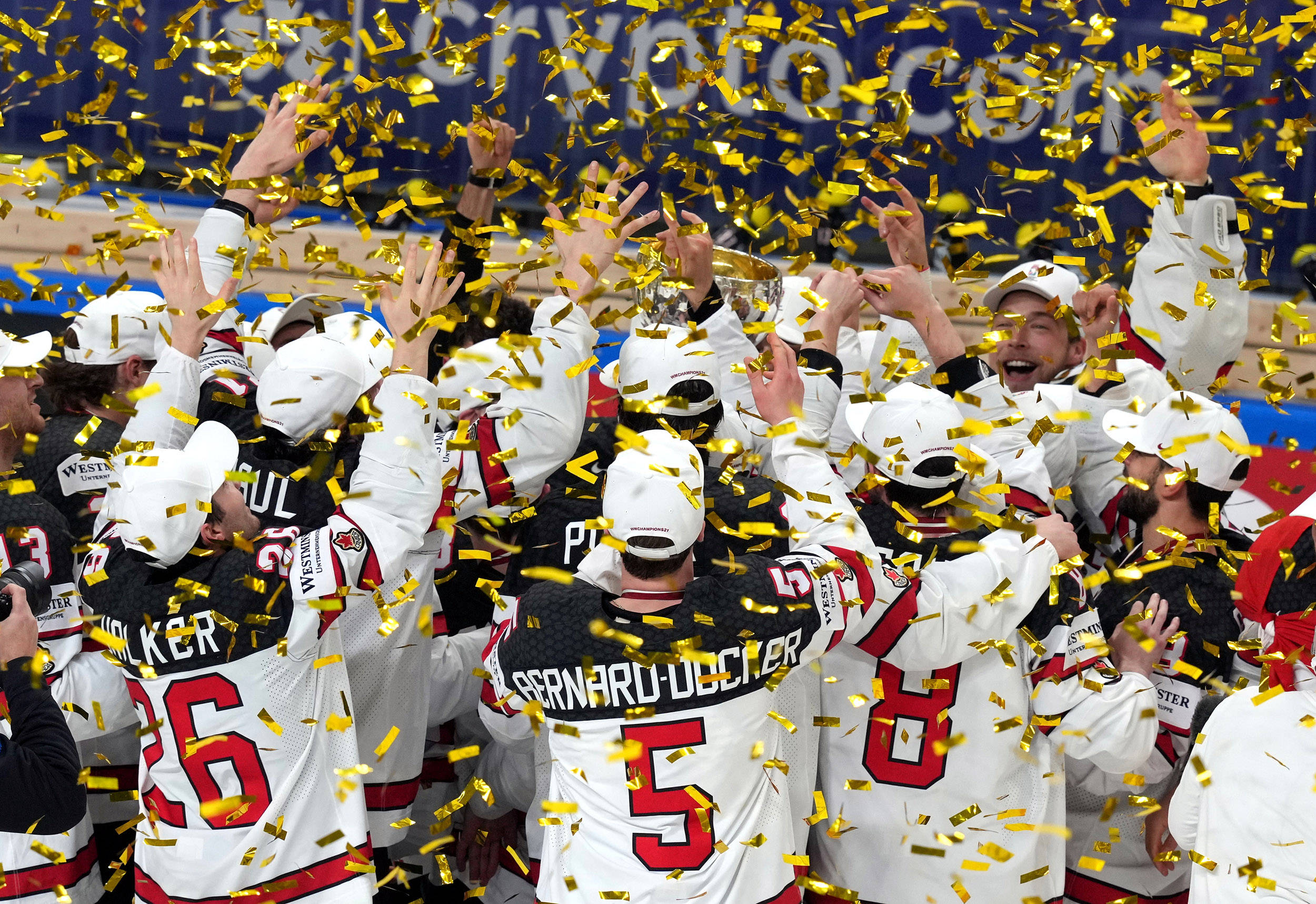 熊猫体育互动-加拿大冰球队实力扎实，赢得热烈掌声